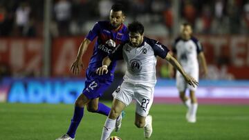 Buenos Aires, Argentina - Septiembre 28:
Jorge Ortiz (I) de Tigre y Ezequiel Cerutti (D) de Independiente Durante el juego de la fecha 7 de la Superliga 2018/2019 de la Liga Argentina de futbol en el Estadio Libertadores de America el 28 septiembre de 2018, en Buenos Aires, Argentina
Foto Ortiz Gustavo