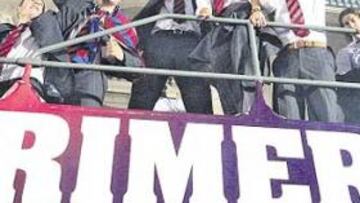 <b>NOCHE DE FIESTA. </b>Los jugadores lucieron un autobús rotulado por el ascenso. La Alcaldesa ondeó la bufanda granota y Descarga fue el primero en hablar desde el balcón.