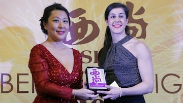 GRA331. MADRID, 21/01/2017.- La campeona ol&iacute;mpica de b&aacute;dminton Carolina Mar&iacute;n (d) recibe de manos de Esperanza Liu (i), organizadora del evento, el Premio Xishang 2017 que otorga la comunidad china en Espa&ntilde;a a las personas, empresas e instituciones que acercan las culturas china y espa&ntilde;ola. Mar&iacute;n fue premiada como &quot;mejor imagen de Espa&ntilde;a en China&quot;, durante un acto celebrado en el Hotel Intercontinental de Madrid. EFE/V&iacute;ctor Lerena