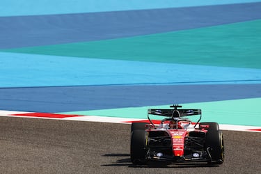 Charles Leclerc durante el segundo día de pruebas de F1 en el Circuito Internacional de Baréin.