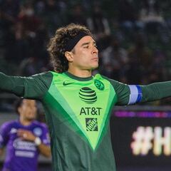 Guillermo Ochoa suma cinco partidos colgando el cero