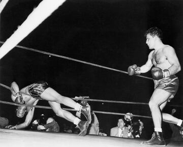 Jake LaMotta, 'Toro Salvaje', naci車 en Nueva York en 1921. Pele車 en 106 combates de los que gan車 83 (30 por KO). Su gran rival fue Sugar Ray Robinson, al que gan車 la segunda vez que se enfrentaron siendo el primer boxeador que consegu赤a vencerle.
El 16 de junio de 1949 consigui車 por KO el t赤?tulo mundial de los pesos medios ante Marcel Cerdan. En la tercera defensa del t赤tulo, el 14 de febrero de 1951, perdi車 ante Sugar Ray Robinson en una pelea que se bautiz車 como 'La matanza de San Valent赤n' debido a su crudeza. El 14 de abril de 1954 se subi車 al ring por 迆ltima vez.
Despu谷s de su retirada compr車 un club nocturno. Tras perderlo por diversos problemas legales inici車 una carrera como comediante.
La pel赤cula basada en su vida, Toro Salvaje, tuvo 8 nominaciones a los ?scar y se llev車 2 estatuillas (mejor montaje y mejor actor para Robert DeNiro).
En la imagen, ante Robert Satterfield.