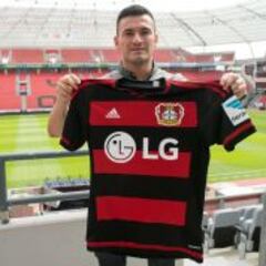 Aránguiz podría ser titular en debut del Bayer en la Champions