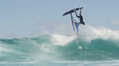 Kai Lenny practicando windsurf en Haw&aacute;i.