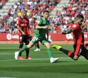 El Mallorca gana en el descuento y aleja al Sporting del Playoff