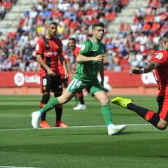 El Mallorca gana en el descuento y aleja al Sporting del Playoff
