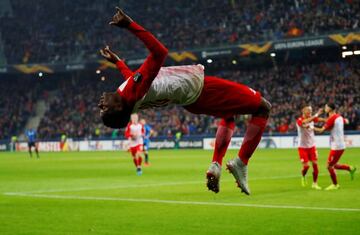 Patson Daka, celebrando un gol con una de sus famosas volteretas.