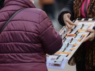 Una mujer compra un décimo de lotería a una vendedora ambulante, tres días antes del Sorteo de La Lotería del Niño, a 3 de enero de 2022, en Madrid, (España). El segundo sorteo más importante del año pone en juego un total de 700 millones. El primer premio es de 2.000.000 de euros a la serie, es decir, 200.000 euros por cada décimo. El segundo es de 750.000 euros la serie, esto es, 75.000 euros para cada décimo y el tercer premio reparte 250.000 euros a la serie. Este Sorteo se celebra cada año el día de Reyes.
03 ENERO 2022;LOTERIA;NIÑO;REYES;NAVIDAD;AÑO NUEVO
Eduardo Parra / Europa Press
03/01/2022