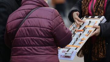 Una mujer compra un d&eacute;cimo de loter&iacute;a a una vendedora ambulante, tres d&iacute;as antes del Sorteo de La Loter&iacute;a del Ni&ntilde;o, a 3 de enero de 2022, en Madrid, (Espa&ntilde;a). El segundo sorteo m&aacute;s importante del a&ntilde;o pone en juego un total de 700 millones. El primer premio es de 2.000.000 de euros a la serie, es decir, 200.000 euros por cada d&eacute;cimo. El segundo es de 750.000 euros la serie, esto es, 75.000 euros para cada d&eacute;cimo y el tercer premio reparte 250.000 euros a la serie. Este Sorteo se celebra cada a&ntilde;o el d&iacute;a de Reyes.
 03 ENERO 2022;LOTERIA;NI&Ntilde;O;REYES;NAVIDAD;A&Ntilde;O NUEVO
 Eduardo Parra / Europa Press
 03/01/2022