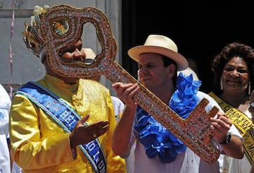 Rio's mayor Eduardo Paes (R) during the official launching of the 2016 Carnival