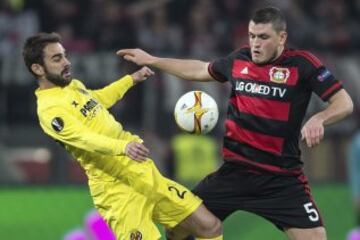 El delantero del Villarreal Adrián Lopez lucha por el balón con Kyriakos Papadopoulos del Leverkusen 