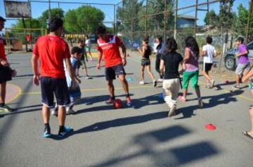 Los jugadores de la UC se dieron un tiempo para compartir con los niños.