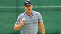 Brooks Koepka recoge una bola durante el The Northern Trust.