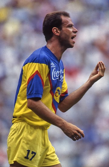 Otro de los grandes goleadores de la Selección Mexicana. ‘Zague’ logró anotar 30 goles con la camiseta del Tri. Sin embargo, nunca se olvidará aquel partido de la Copa Oro 1993 ante Martinica en el que el ex jugador del América se despachó con siete tantos. Nunca salió de México, donde marcó 209 goles.