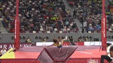 Se rompe su pértiga y hace récord con una prestada