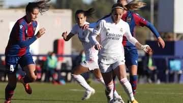 María Méndez, del Levante, y Asllani, del Real Madrid, durante un partido de la Primera Iberdrola.