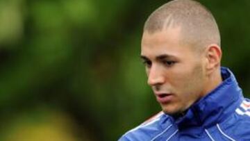Lass y Benzema llegaron tarde y Blanc se enfadó