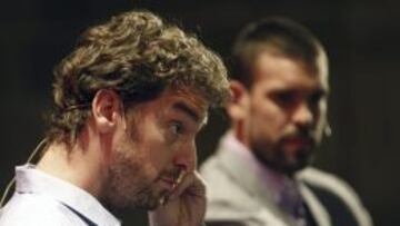 Los hermanos Pau (i) y Marc Gasol durante la comida que han celebrado hoy con los miembros de la Cámara de Comercio de Barcelona a los que han presentado la Gasol Foundation.