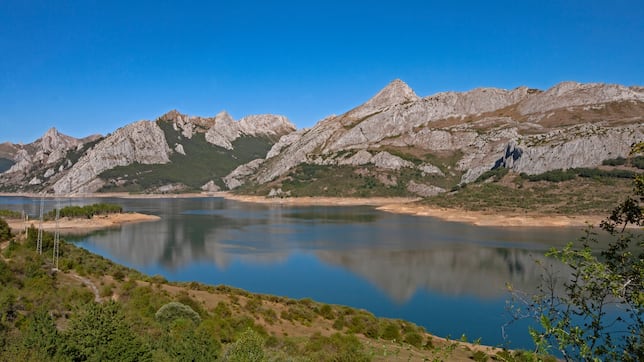 El megaembalse que sumergió nueve pueblos bajo sus ‘fiordos’ y tiene uno de los columpios más grandes de España a sus pies