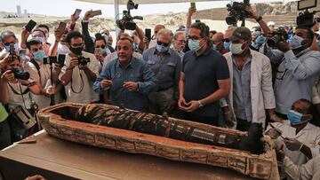 03 October 2020, Egypt, Giza: Mostafa Waziri (L), the secretary-general of the Supreme Council of Antiquities speaks next to Egyptian Minister of Antiquities and Tourism Khaled El Anany (R), in front of one of the newly discovered coloured ancient intact and sealed coffins during a press conference. Egyptian archaeologists found three shafts containing 59 sealed sarcophagi at the Saqqara necropolis near the famed pyramid of King Djoser. Photo: Fadel Dawood/dpa
03/10/2020 ONLY FOR USE IN SPAIN