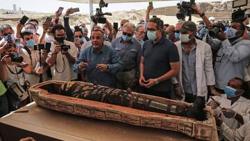 03 October 2020, Egypt, Giza: Mostafa Waziri (L), the secretary-general of the Supreme Council of Antiquities speaks next to Egyptian Minister of Antiquities and Tourism Khaled El Anany (R), in front of one of the newly discovered coloured ancient intact 