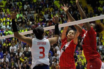 La Selección Colombia de voleibol detonó alegría en el Coliseo El Salitre al ganarle a Perú 3-0. El país sueña con un cupo a Tokio que se define contra Argentina.