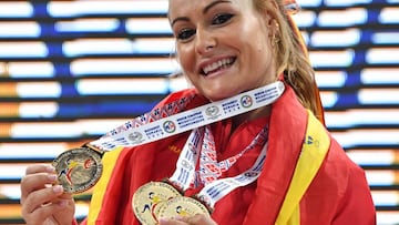 Lydia Valentín luce sus tres medallas.