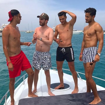 Raúl Jiménez, Diego Reyes y amigos