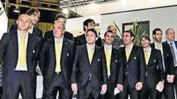 <b>EN CEVISAMA</b>. Una representación de la plantilla amarilla con el presidente Roig y Manuel Pellegrini a la cabeza estuvieron ayer en la Feria de Muestras de Valencia.