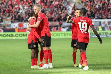 Jeremie Frimpong of Bayer 04 Leverkusen celebrates 