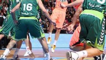 <b>SUPERIORIDAD. </b>Navarro se eleva para lanzar ante Freeland.