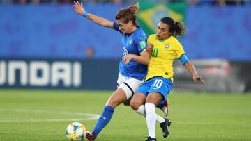 TOL01. VALENCIENNES (FRANCIA), 18/06/2019.- Cristiana Girelli (i) de Italia disputa un bal&oacute;n ante Marta (i) de Brasil este martes, durante el partido de f&uacute;tbol del Grupo C de la Copa Mundial Femenina de la FIFA 2019, entre Italia y Brasil, e