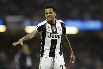 En junio de 2006 se anunció  la marcha de Dani Alves de Barcelona después de 8 años para recalar en la Juventus de Turín. Como 'juventino' estuvo únicamente una temporada en la cual consiguió alzarse con un 'Scudetto' y una Copa de Italia. Disputó 33 partidos en los cuales consiguió transformas 6 tantos y repartir seis asistencias. 