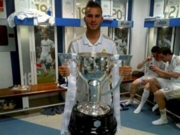 Jesé con la Copa de la Liga del Real Madrid en 2012.

