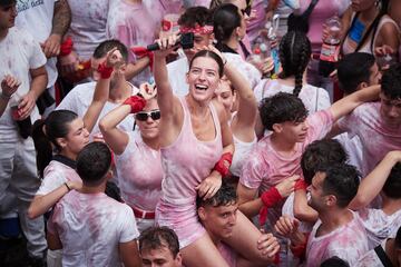 Ambiente previo al Chupinazo de San Fermín 2025, en la Plaza del Ayuntamiento, a 6 de julio de 2025, en Pamplona, Navarra (España).