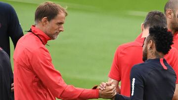Paris Saint-Germain's German head coach Thomas Tuchel (L) shakes hands with Paris Saint-Germain's Brazilian forward Neymar during a training session in Saint-Germain-en-Laye, west of Paris, on August 17, 2019, on the eve of the French L1 footbal