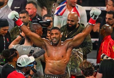 El boxeador británico Anthony Joshua celebra tras derrotar al boxeador e influencer estadounidense Jake Paul.