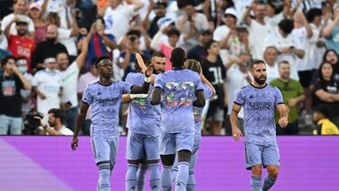 Real Madrid's French forward Karim Benzema (C) celebrates with teammates after scoring a goal during the international friendly football match between Real Madrid and Juventus at the Rose Bowl in Pasadena, California, on July 30, 2022. (Photo by Robyn Beck / AFP)