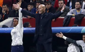 Zidane protesta desde el banquillo en un momento del Galatasaray-Real Madrid del pasado martes.