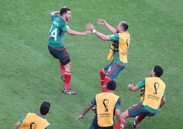 Lusail (Qatar), 30/11/2022.- Luis Chavez (L) of Mexico celebrates scoring the 2-0 lead during the FIFA World Cup 2022 group C soccer match between Saudi Arabia and Mexico at Lusail Stadium in Lusail, Qatar, 30 November 2022. (Mundial de Fútbol, Arabia Saudita, Estados Unidos, Catar) EFE/EPA/Ali Haider
