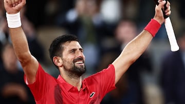 Novak Djokovic celebra su triunfo contra Alexander Zverev en Roland Garros.