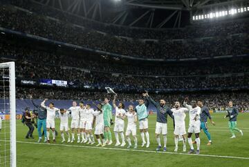 Los jugadores del Real Madrid celebran la victoria y la clasificación para la final de París.