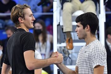 Sebastian Korda y Carlos Alcaraz se saludan tras finalizar el partido.