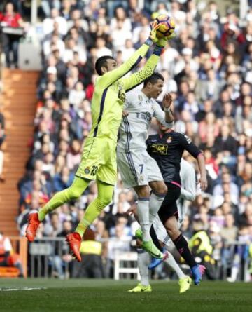 Diego López atrapa ante Cristiano Ronaldo. 
