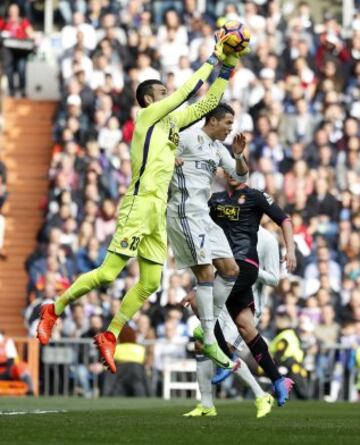 Diego López atrapa ante Cristiano Ronaldo.