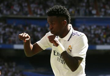 Real Madrid 1-0 Real Betis | Ni 10 minutos ha tardado el Santiago Bernabéu en ver su primer gol. Fue obra, como no, de Vinícius Júnior. El brasileño aprovechó un balón largo de Alaba, salvando la salida de Rui Silva con una perfecta vaselina.
