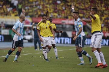 El delantero ingresó al segundo tiempo para acompañar más a Carlos Bacca y Teo Gutiérrez. Sin embargo, siempre fue controlado por la defensa de Argentina. 