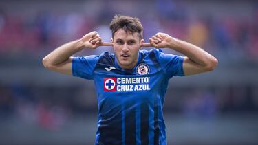 Santiago Gimenez celebra su gol 1-0 of Cruz Azul durante el partido Cruz Azul vs Atlas, correspondiente a la jornada 12 del Torneo Clausura Grita Mexico C22 de la Liga BBVA MX, en el Estadio Azteca, el 02 de Abril de 2022.