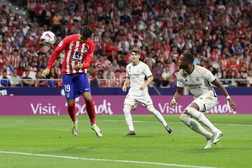 Centro de Samu Lino para encontrar el desmarque de Morata, que le ganó la espalda a Alaba y conectó un gran remate de cabeza para superar a Kepa. 1-0.