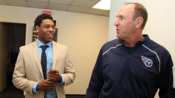 Jalen Ramsey con Mike Mularkey, entrenador de los Titans, en su visita de esta semana al equipo de Tennessee.